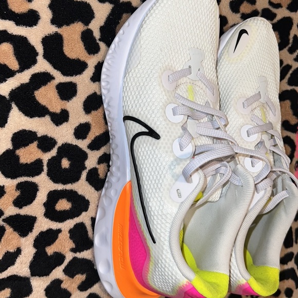 Women’s Nike renew running shoes. Love the colors of the shoe. - Picture 4 of 7